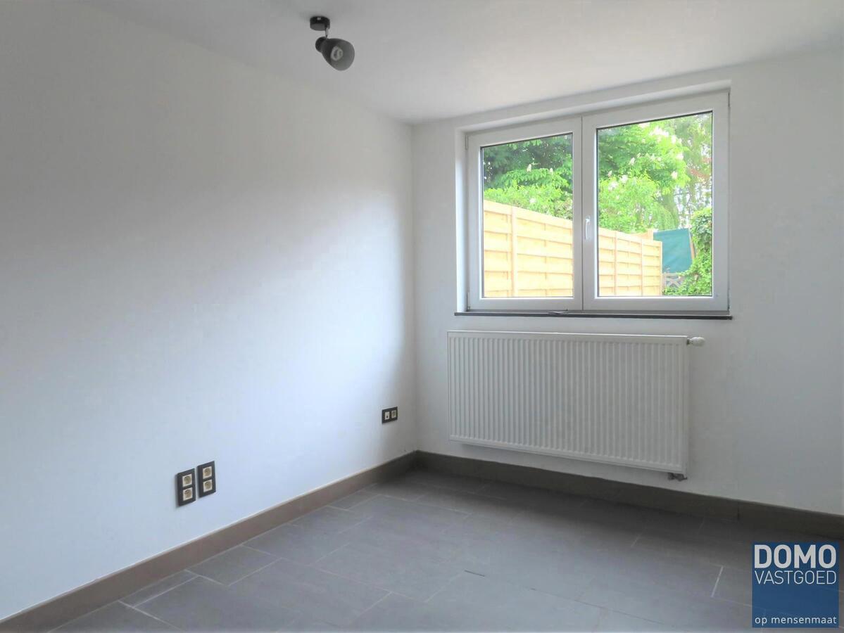 Gerenoveerde rijwoning, centraal gelegen in Hasselt. Vlakbij het centrum van Hasselt, openbaar vervoer, scholen, winkels en autosnelwegen. 