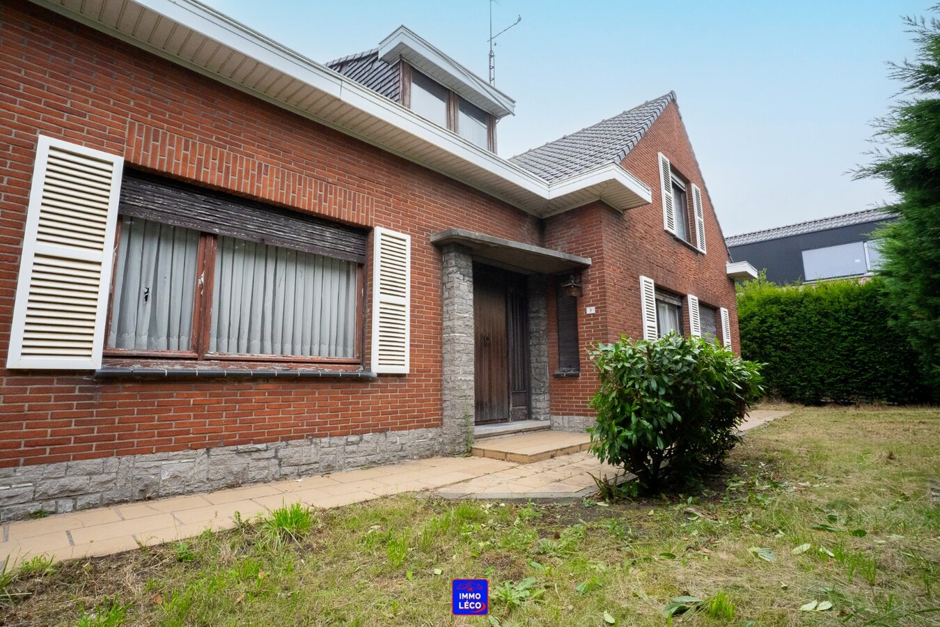Immeuble de rapport : Maison, entrepôt, double garage et grand parking, excellent potentiel ! 