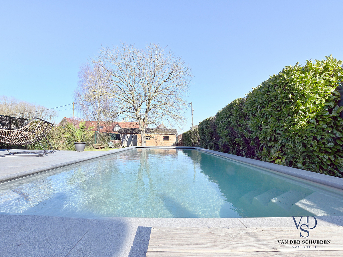 Prachtig gerenoveerde Herenwoning met zwembad te Gavere. 