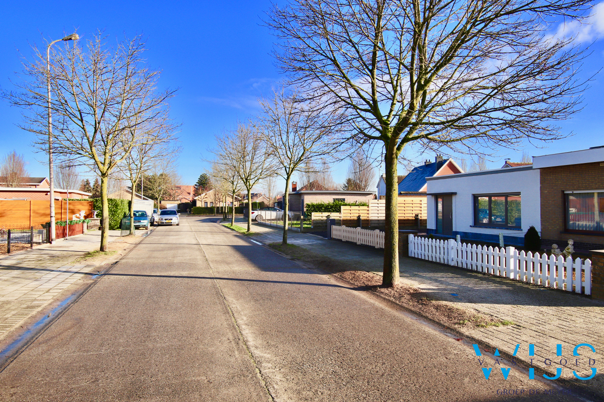 TOTAAL Gerenoveerde bungalow op een TOPlocatie in ERTVELDE ! 