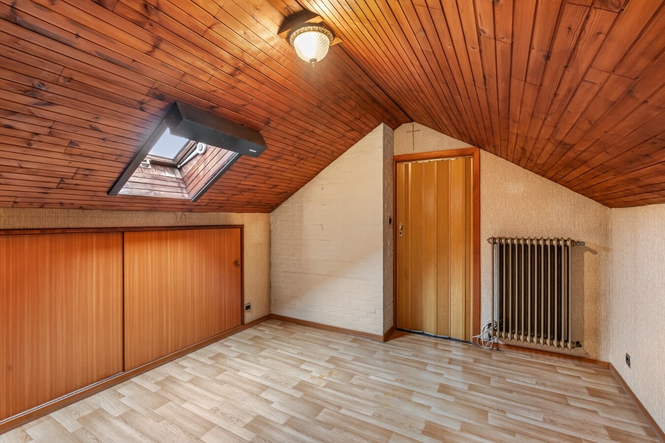 Halfvrijstaande woning op een perceel van 7a31ca, met aparte bureelruimte en inpandige garage! 