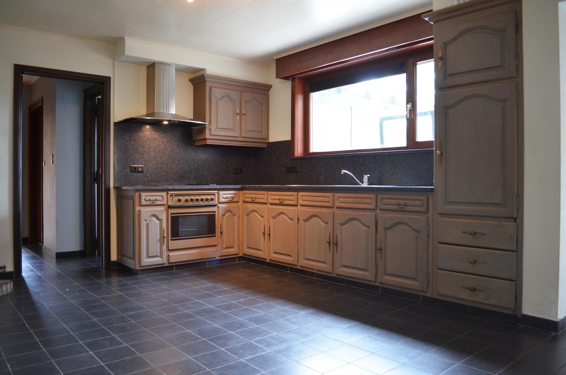 Gezinswoning met 3 slpks, veranda, garage &amp; tuin te Sint-Jan-In-Eremo 