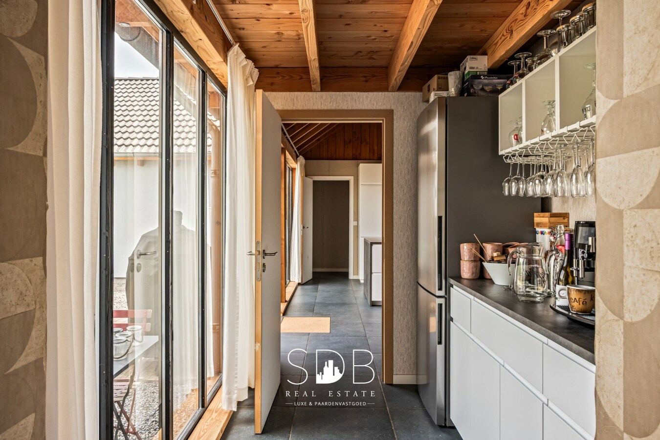 Charmante woning met aparte kantoorruimte op 14.569 m² 
