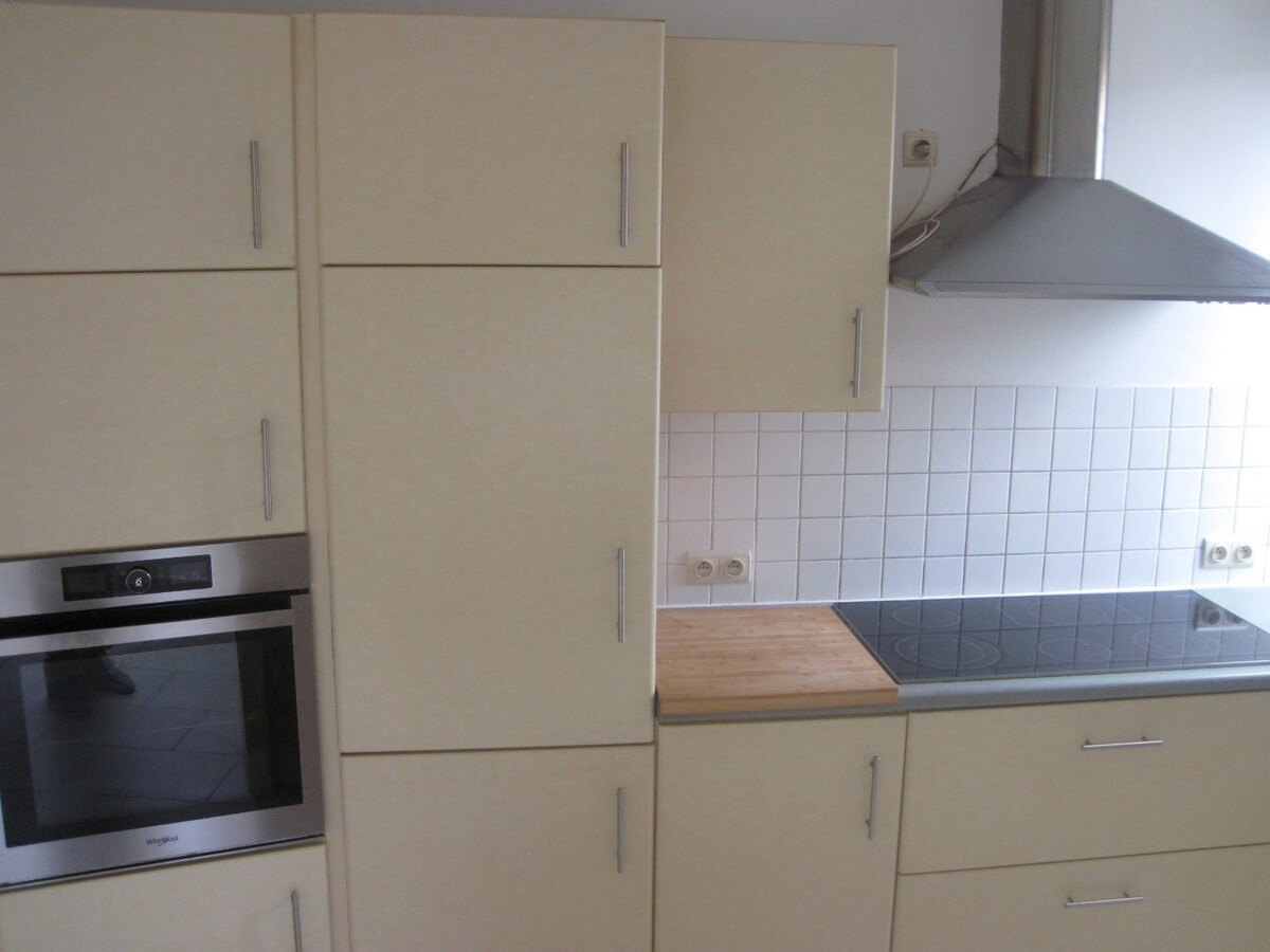 Bijzonder ruim appartement in hartje Kruishoutem. 