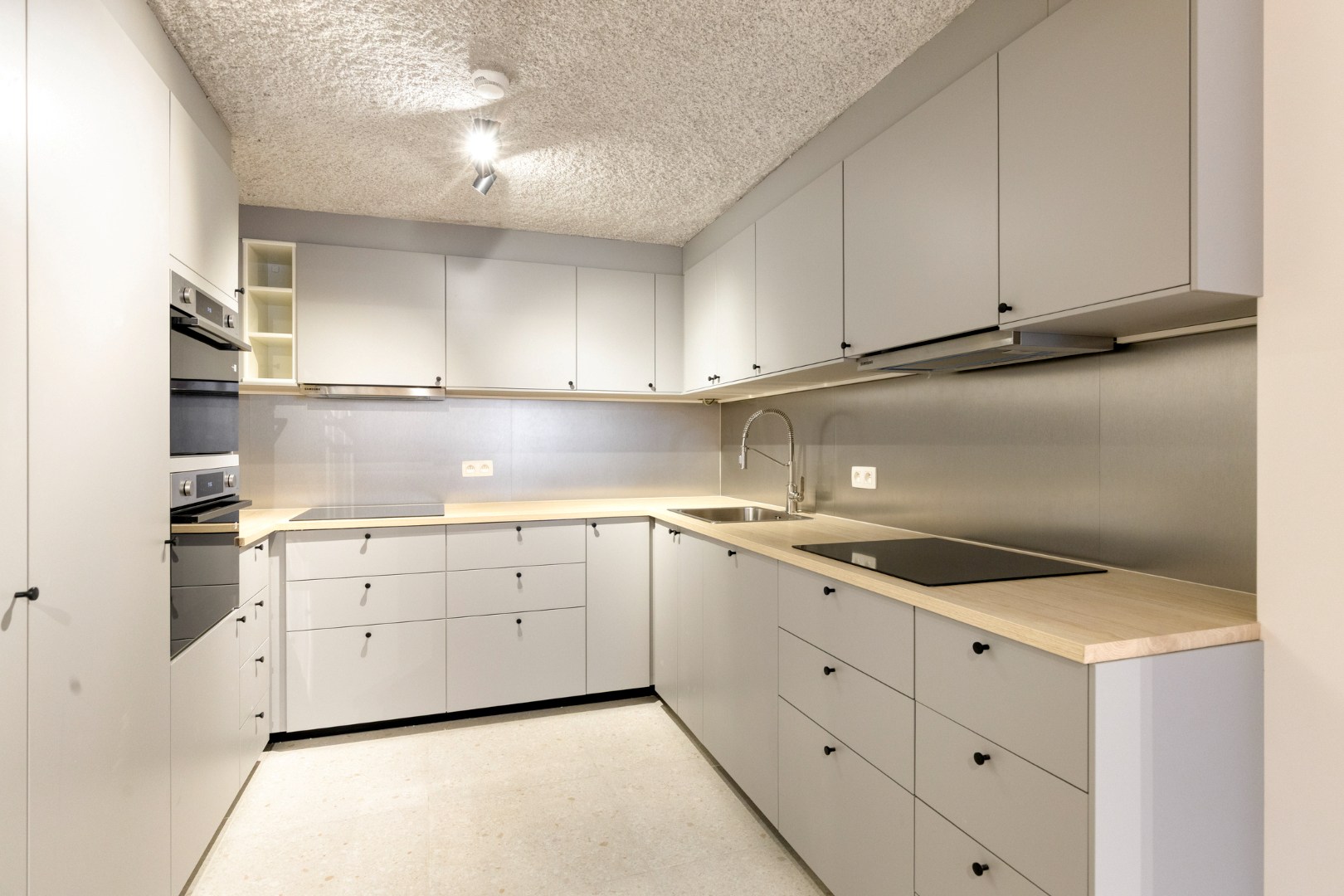 Volledig gerenoveerde studentenkamer in residentie met 15 studentenkamers en een 1slaapkamer appartement in hartje Leuven - EPC label A! 