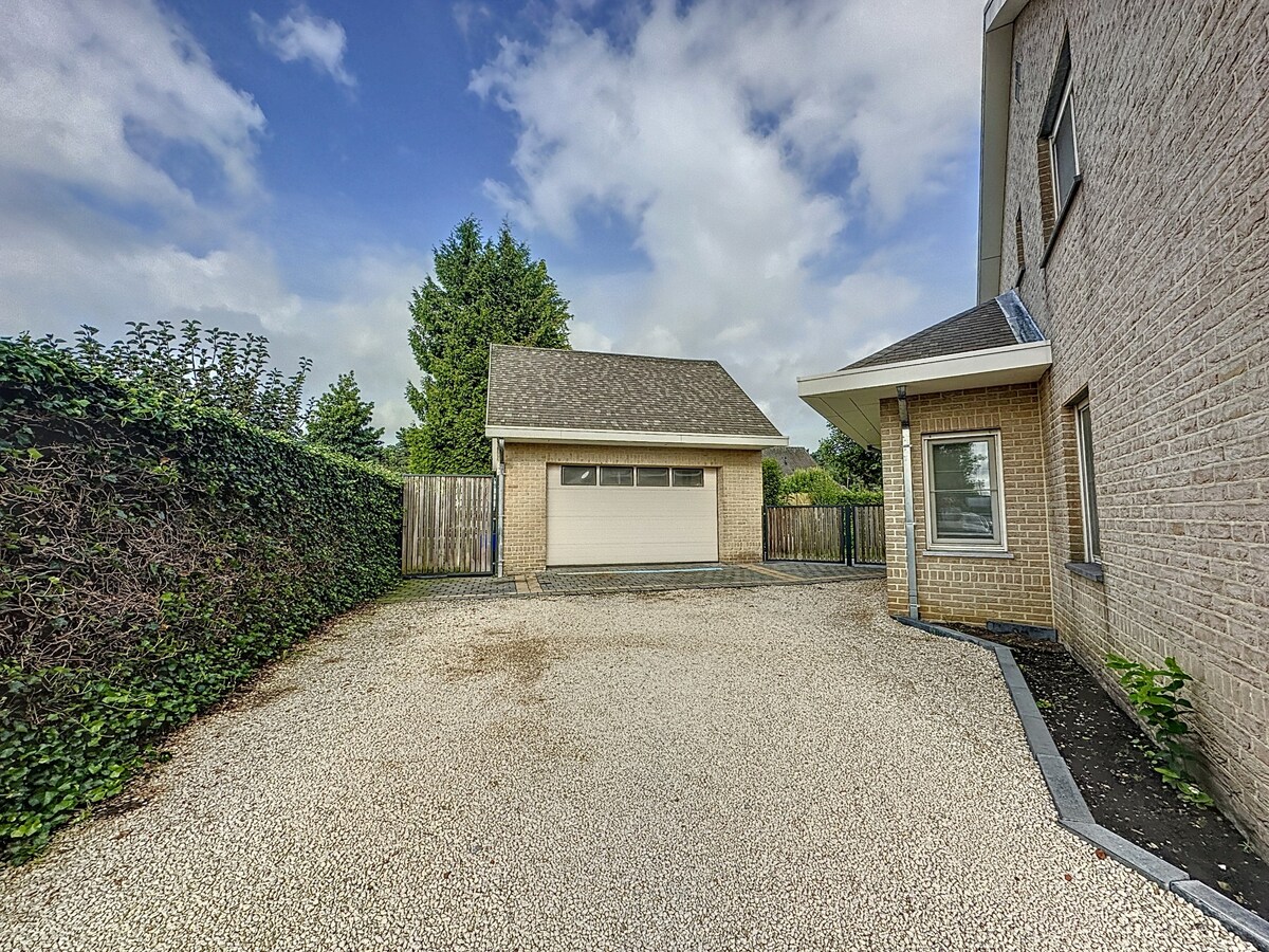 Deze woning is gelegen in Kaulille, een deelgemeente van Bocholt, in een doodlopende straat met een gezellig pleintje. 