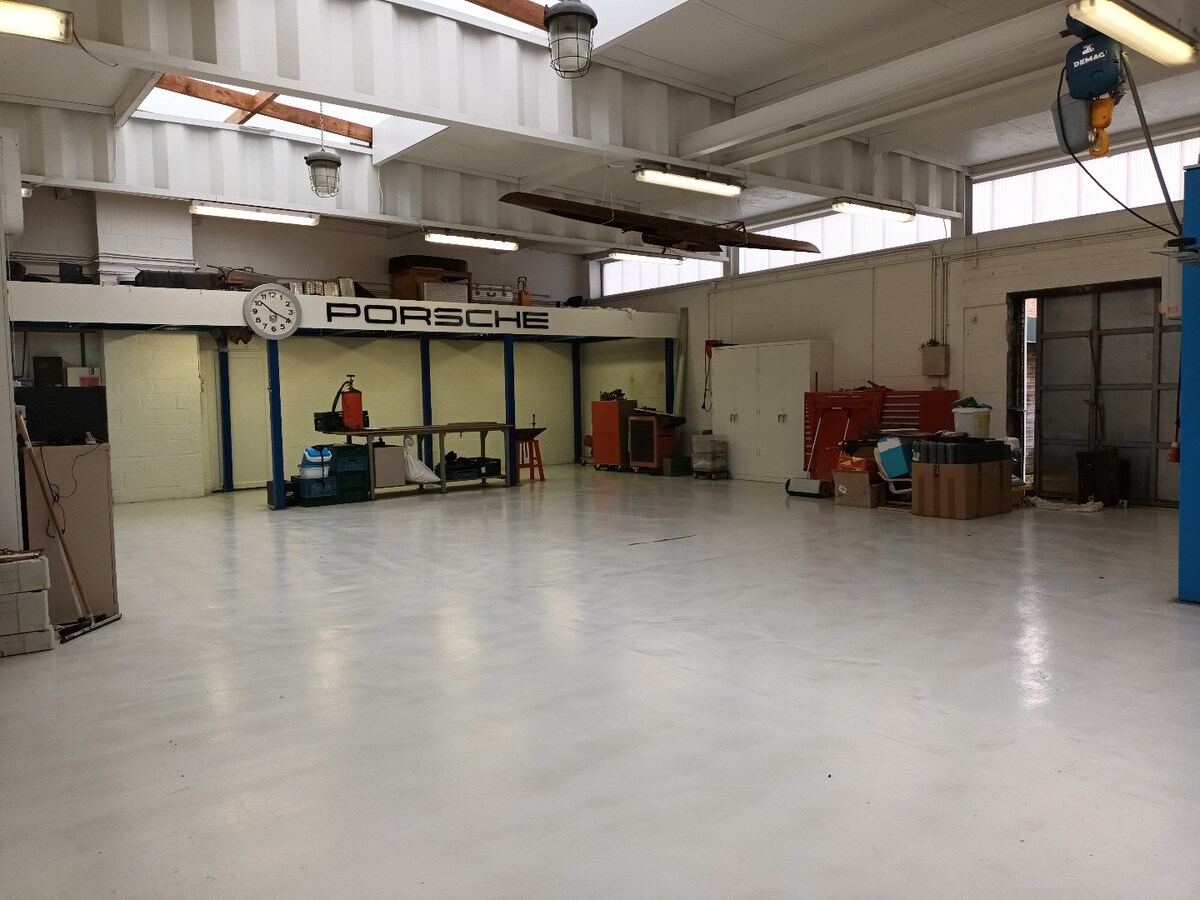 Atelier/opslagplaats, gunstig gelegen te Kuringen 