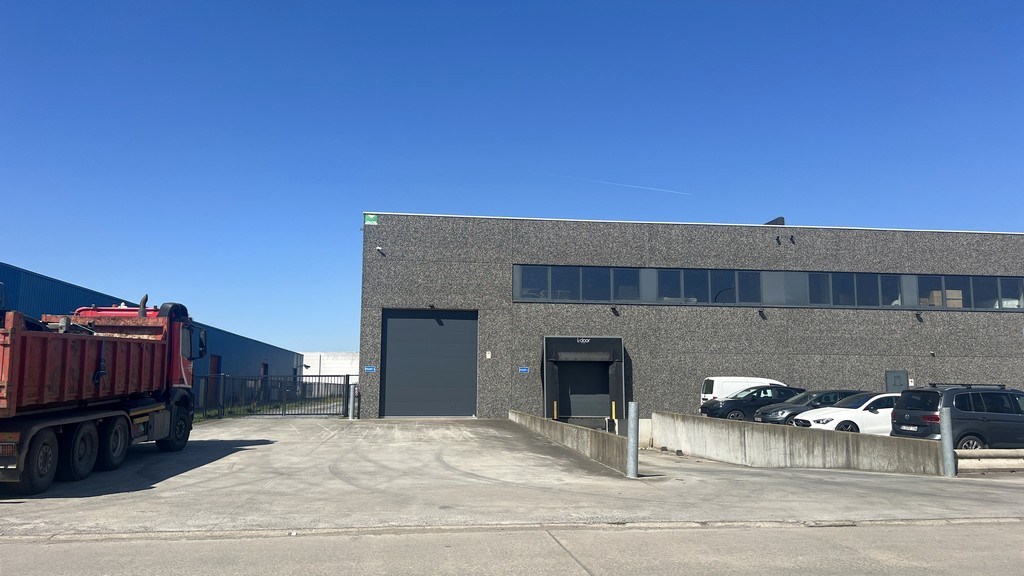 Magazijn met mezzanine te huur in Zele