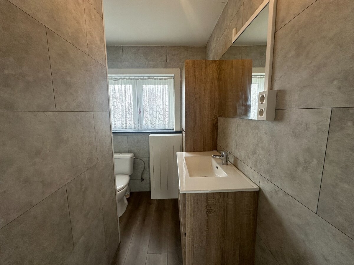 Centraal gelegen halfopen woning met grote zonnige tuin 