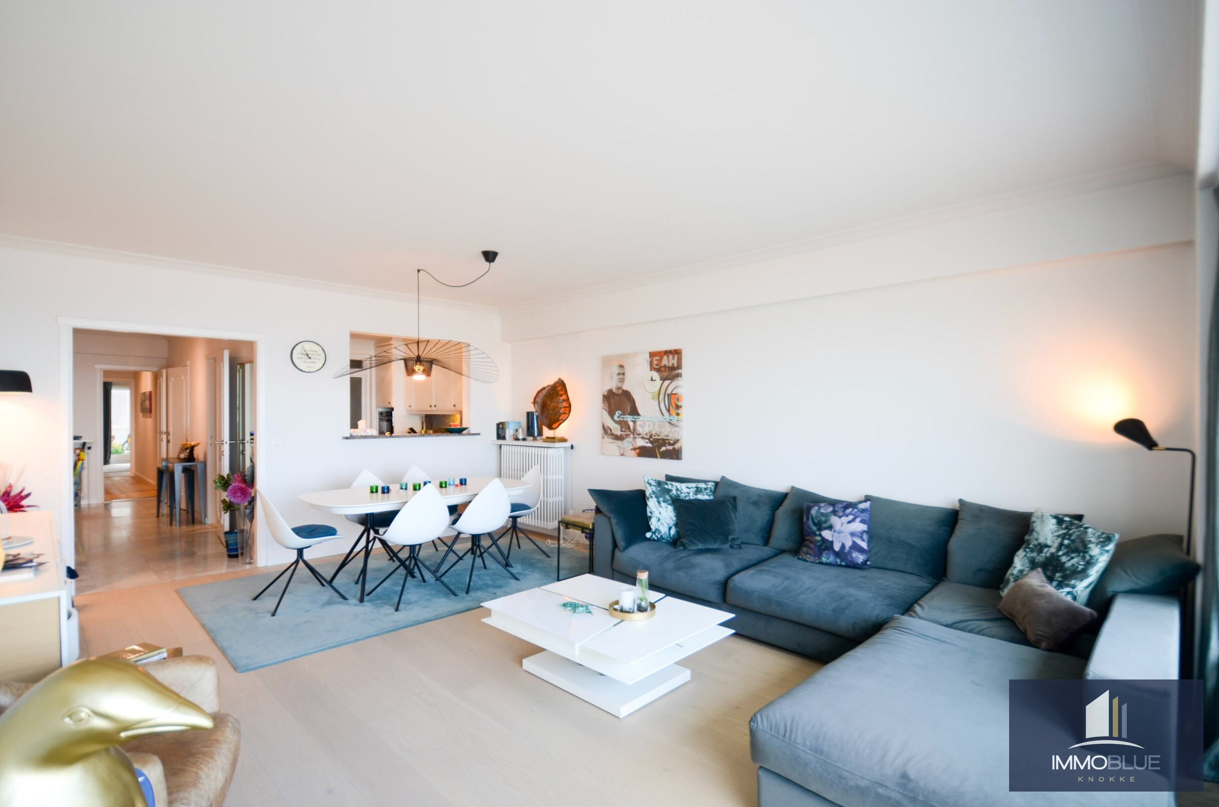 Appartement avec vue frontale sur la mer, situé dans une résidence prestigieuse au Zoute. 
