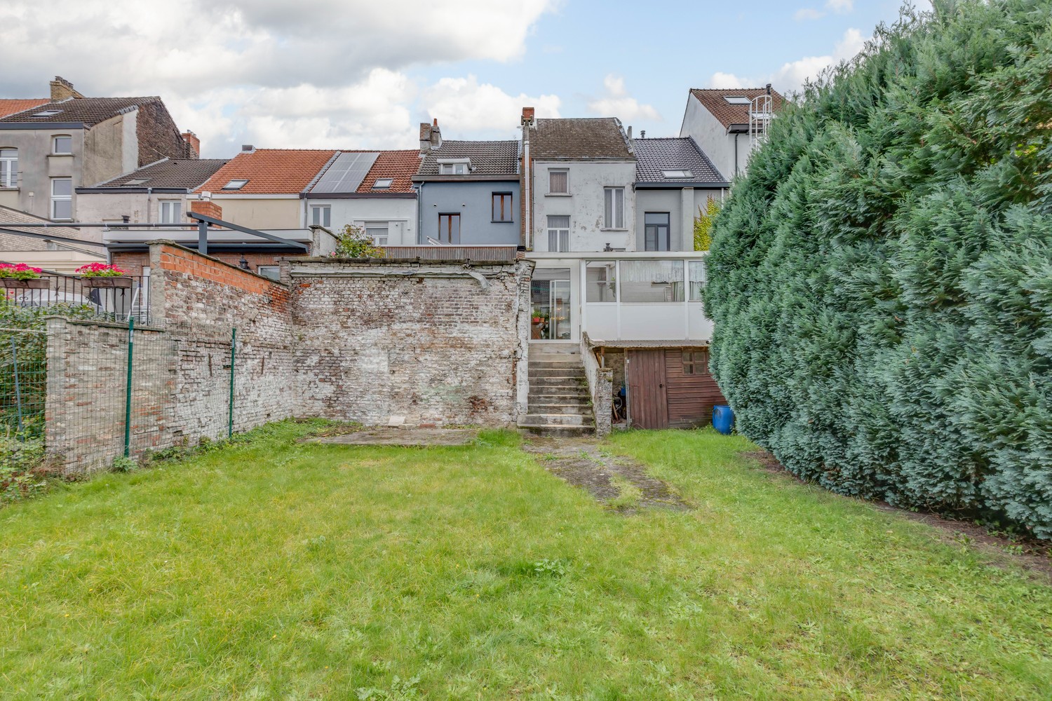 Op te knappen woning met prachtige tuin! 