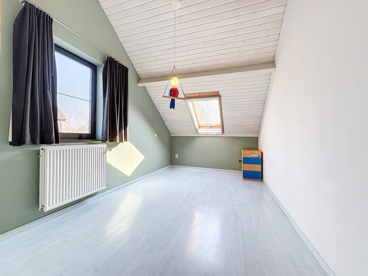 Ruime villa met unieke architectuur en tuin te Tollembeek 