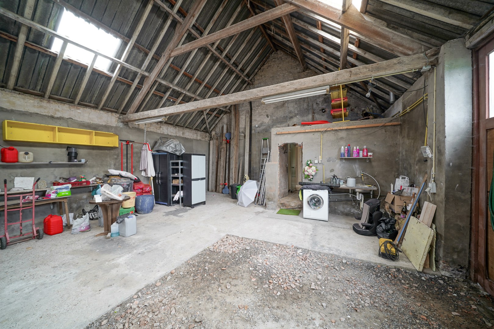 Alleenstaande woning op ruim perceel met vernieuwd woongedeelte en loods (80 m²) 