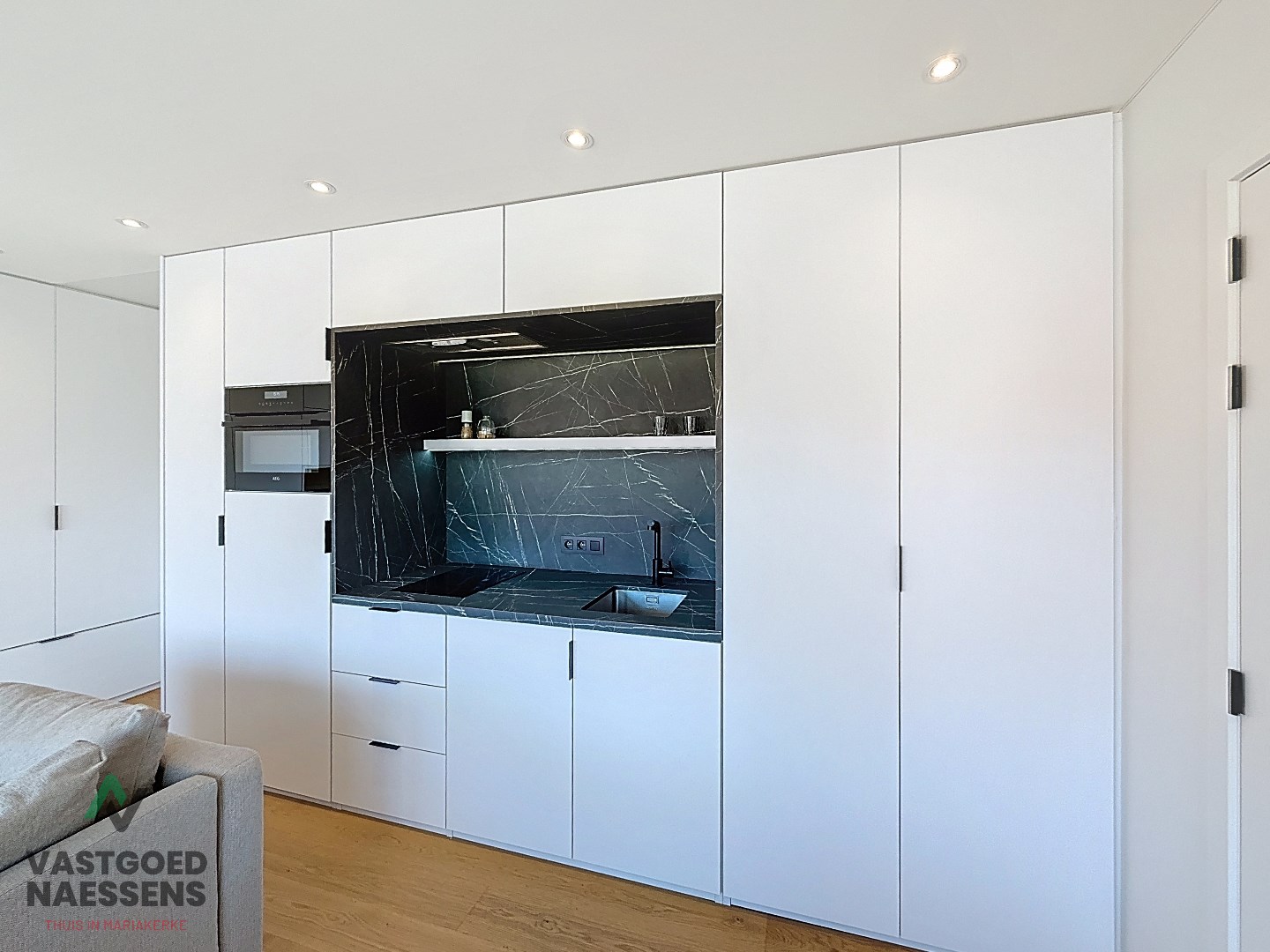 SCHITTEREND VERNIEUWDE STUDIO MET SLAAPHOEK VLAKBIJ ZEEDIJK 