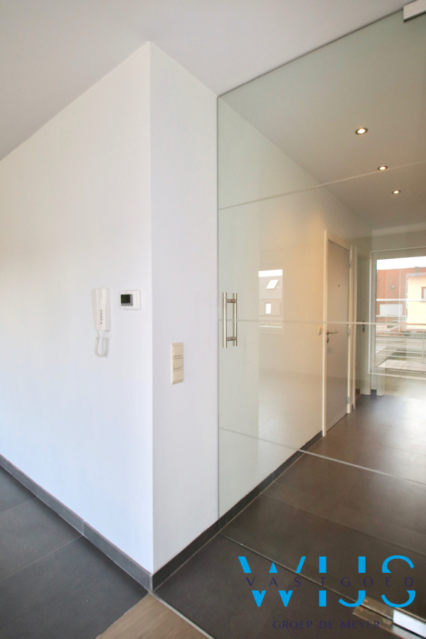 Instapklaar &amp; gezellig 3 slaapkamer appartement in hartje Zelzate! 