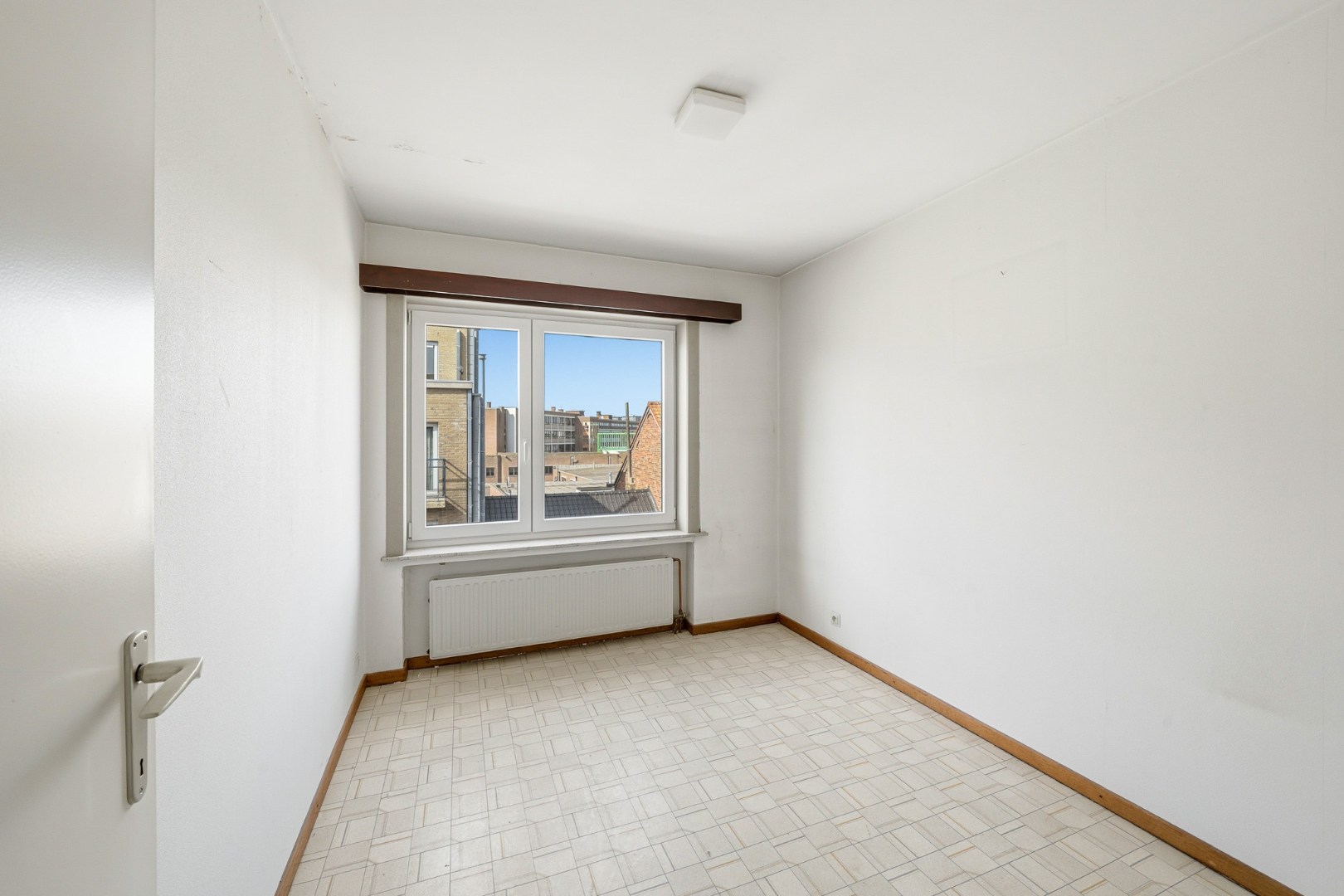 Op te frissen appartement met zicht op het Sint-Catharinaplein in Oostende 