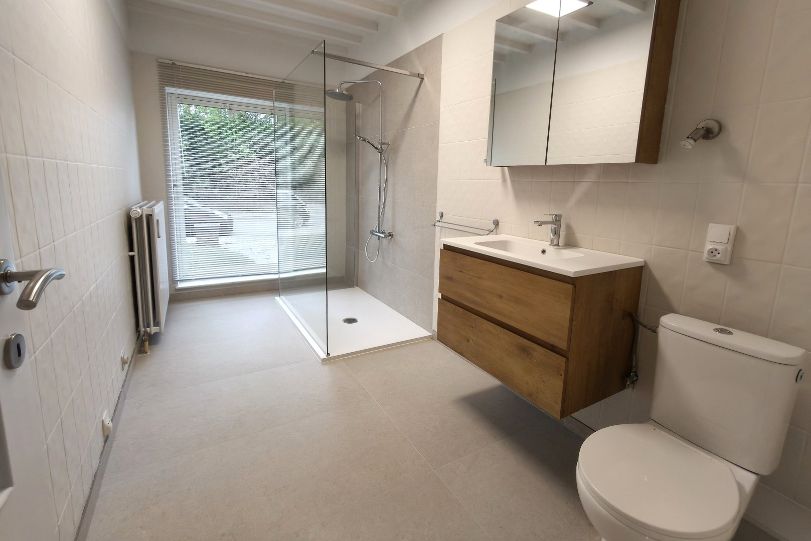 GELIJKVLOERS APPARTEMENT MET GARAGE 