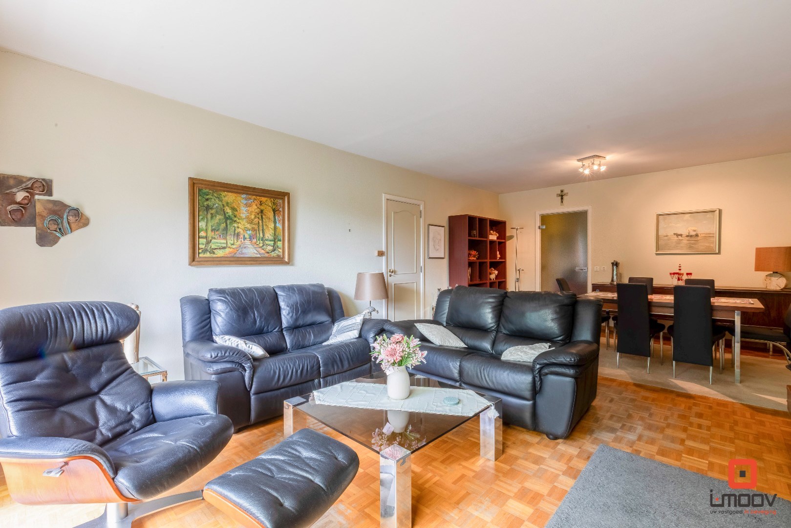 Instapklaar tweeslaapkamer appartement met garagebox in het groen 