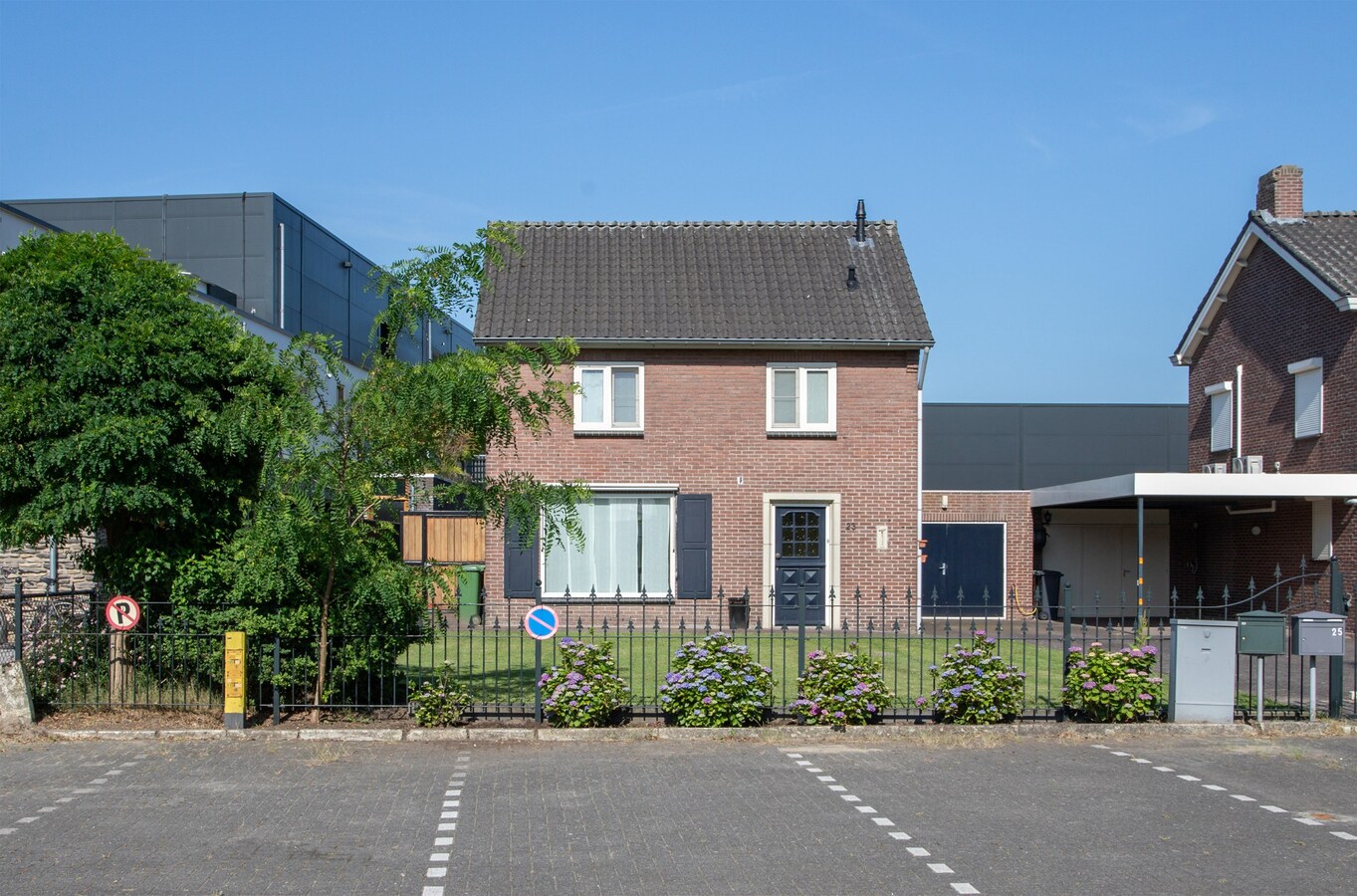 Uitgebouwde vrijstaande woning met berging gelegen op een perceel van 561 m2. 