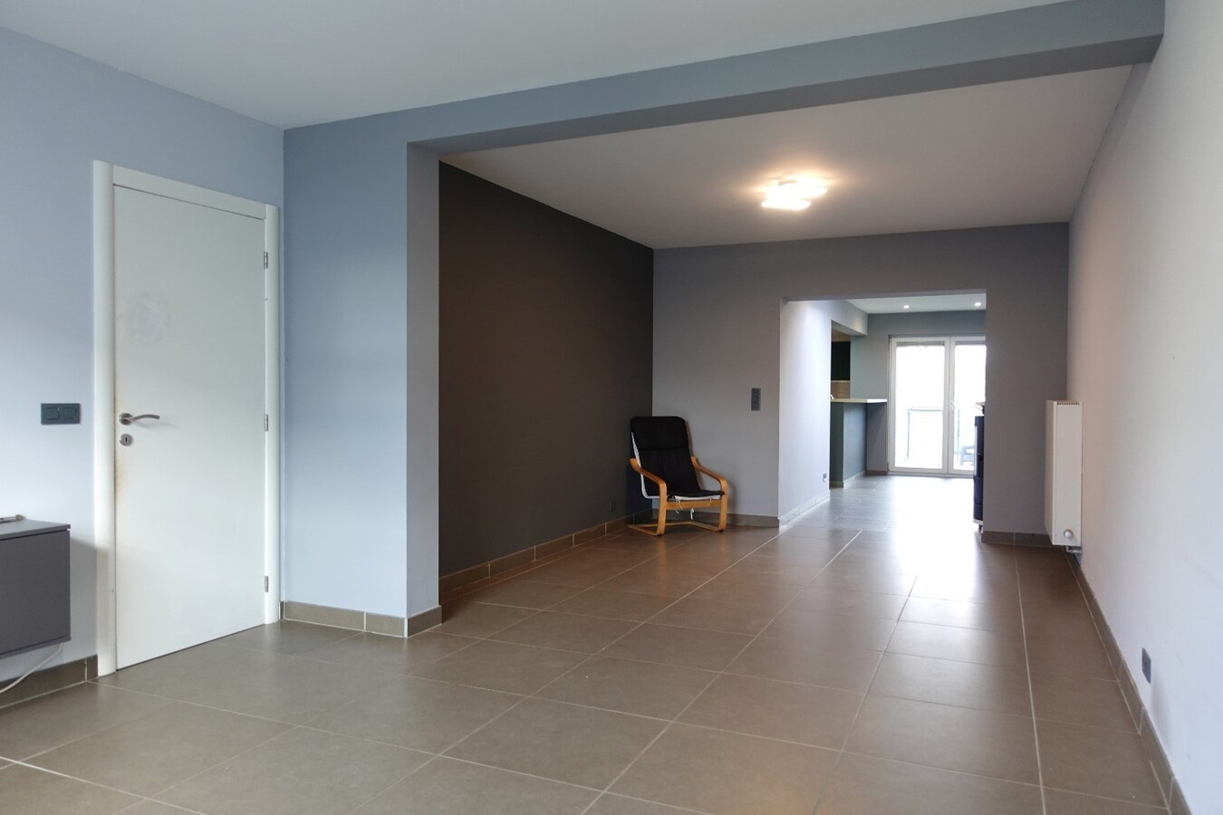 Gerenoveerde, instapklare rijwoning met 4 slaapkamers en uitweg 