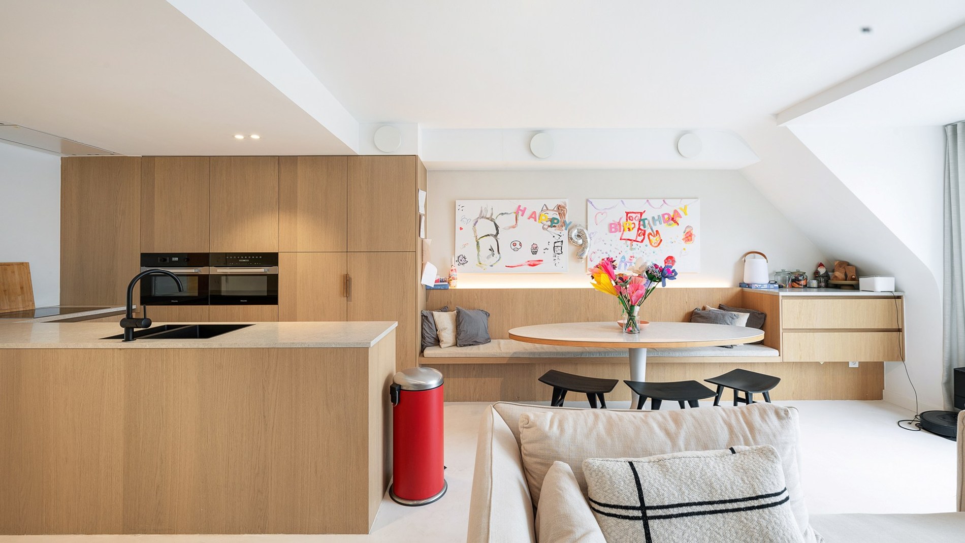 Magnifiek gerenoveerd duplexappartement met 3 SLAAPKAMERS VOOR DUBBEL BED en 3 badkamers. Ruim TERRAS vooraan en achteraan. Ideaal gelegen, rustig maar toch nabij Zeedijk en Lippenslaan. 