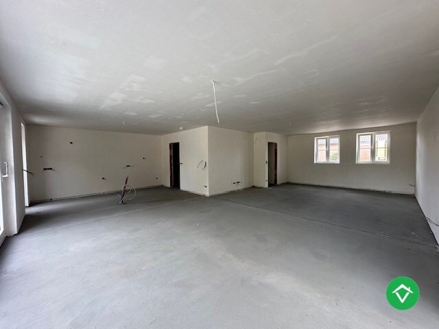 Halfopen nieuwbouwwoning met drie slaapkamers en carport in Moere 