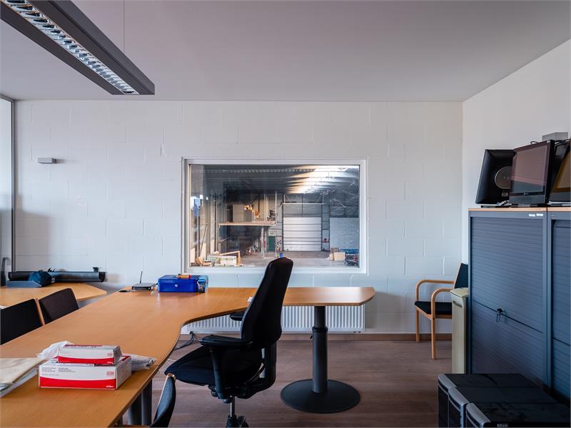 Bedrijfsgebouw met burelen en opslagruimte. 