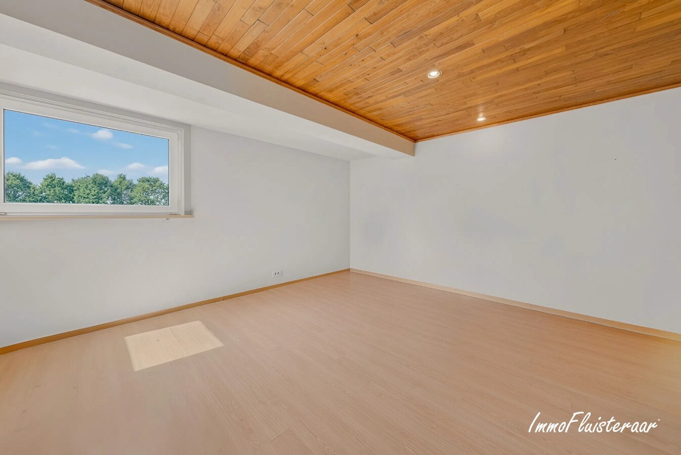Unieke hippische accommodatie met 5 appartementen/studio’s op ruim 2,5 ha te Amougies (Henegouwen) 