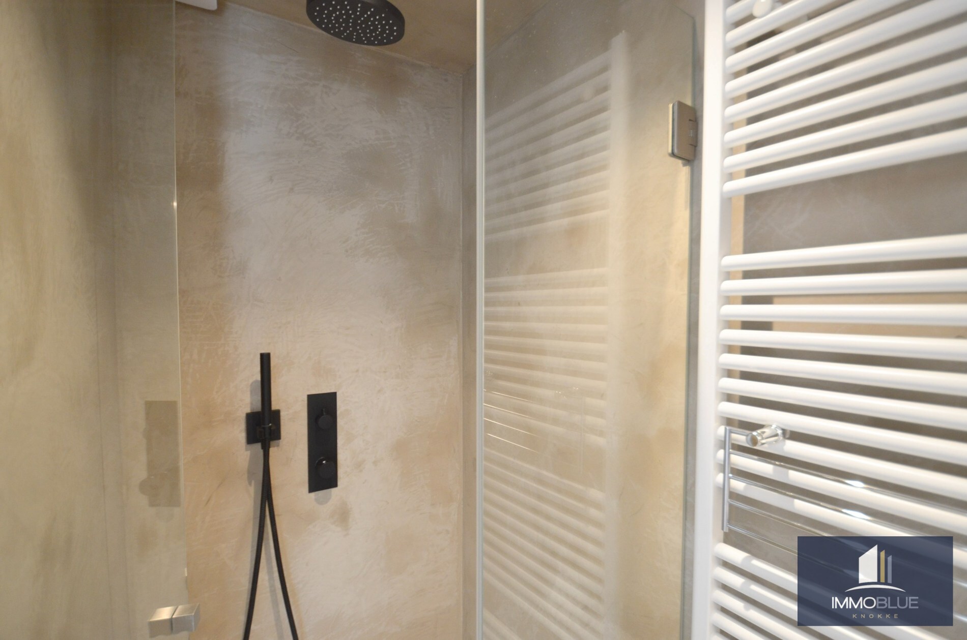 Appartement élégant, récemment rénové, avec vue frontale sur la mer. 