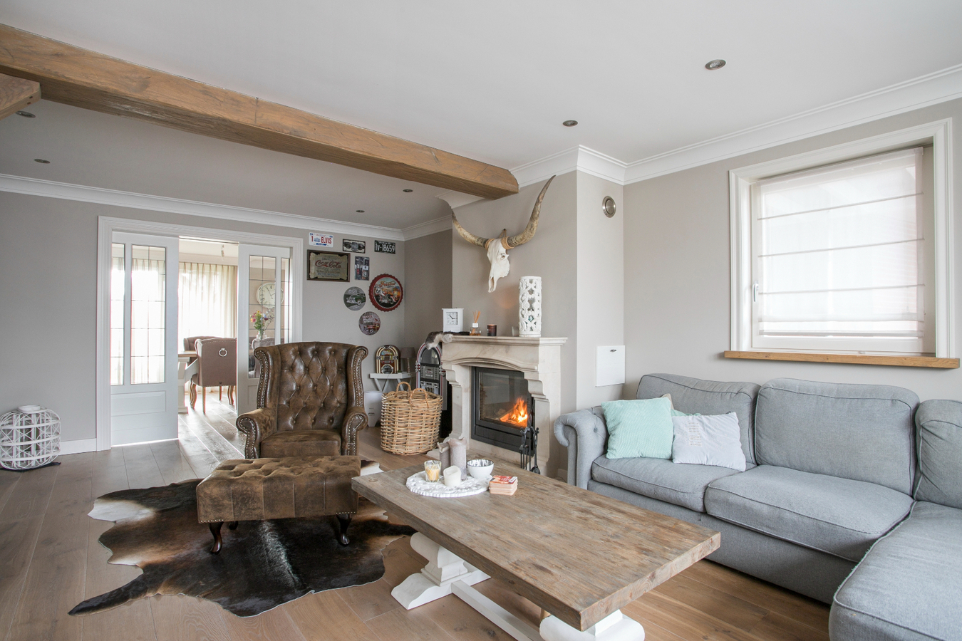 Vrijstaande, instapklare eengezinswoning met garage en carport afgewerkt in landelijke stijl. 