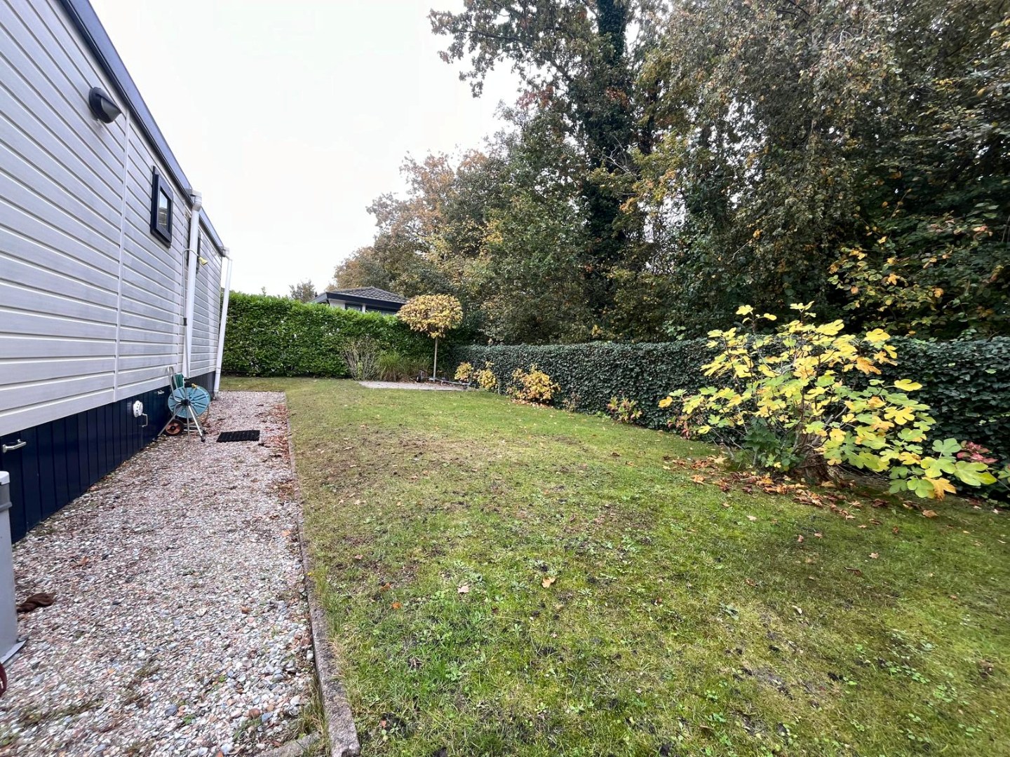 Leuke chalet (1999) met apart gastenverblijf, berging en royale tuin, op loopafstand van het Veerse Meer te koop! 