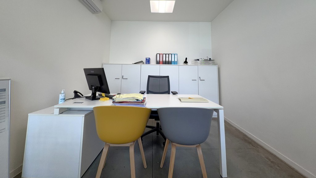 Showroom met magazijn te huur aan het Handelsdok in Gent