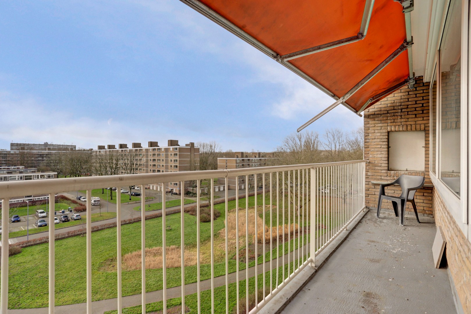 4-kamer appartement op de 6e verdieping met keurige keuken en badkamer, 2 balkons, berging in de onderbouw en gelegen op eigen grond! 