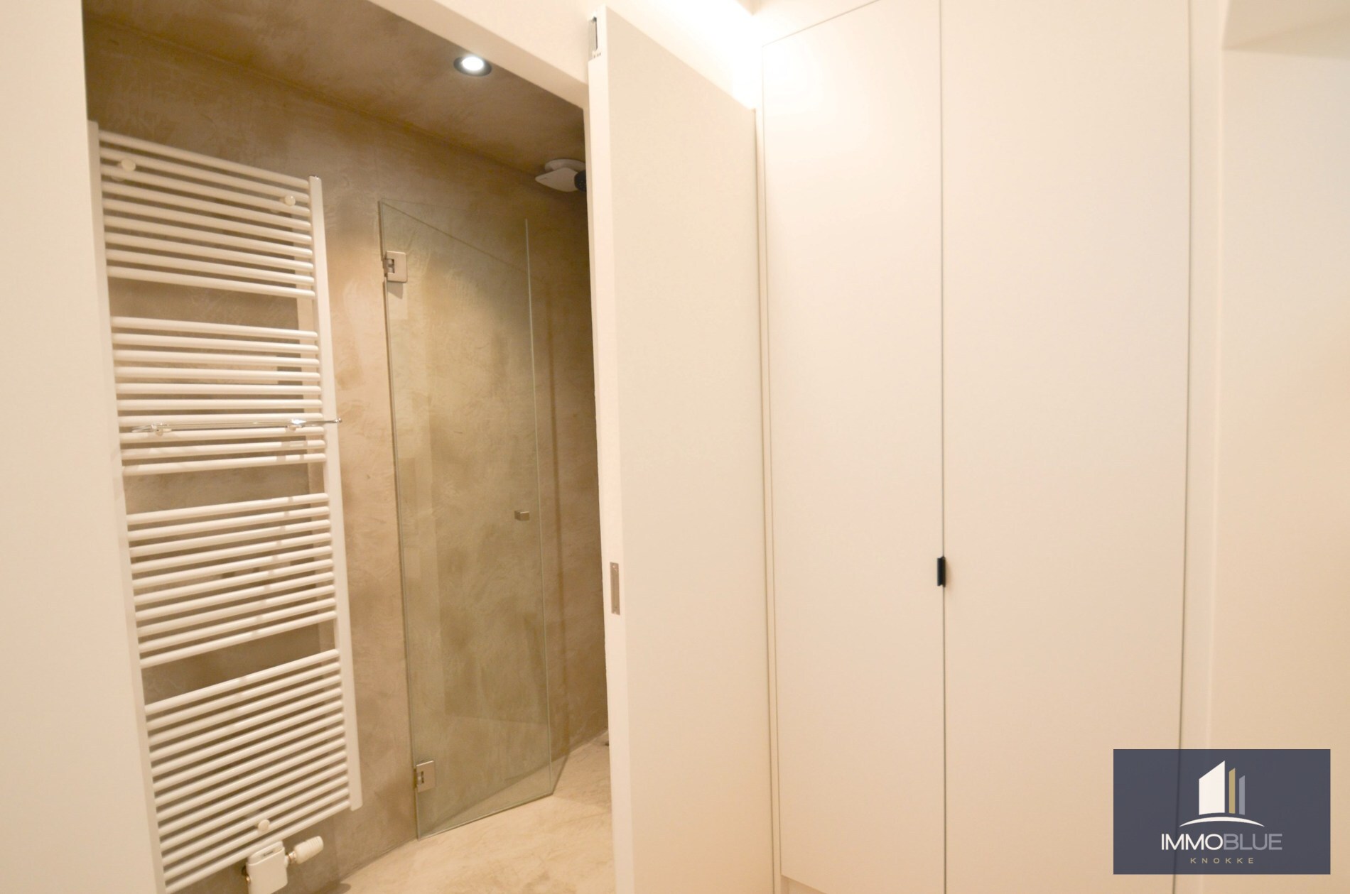 Appartement élégant, récemment rénové, avec vue frontale sur la mer. 