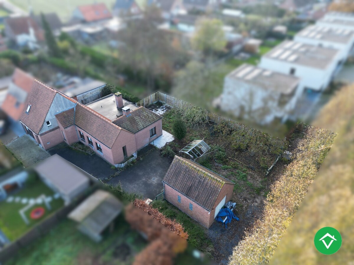 Rustig gelegen halfopen bebouwing met 3 slaapkamers, tuin en garage met uitweg! 