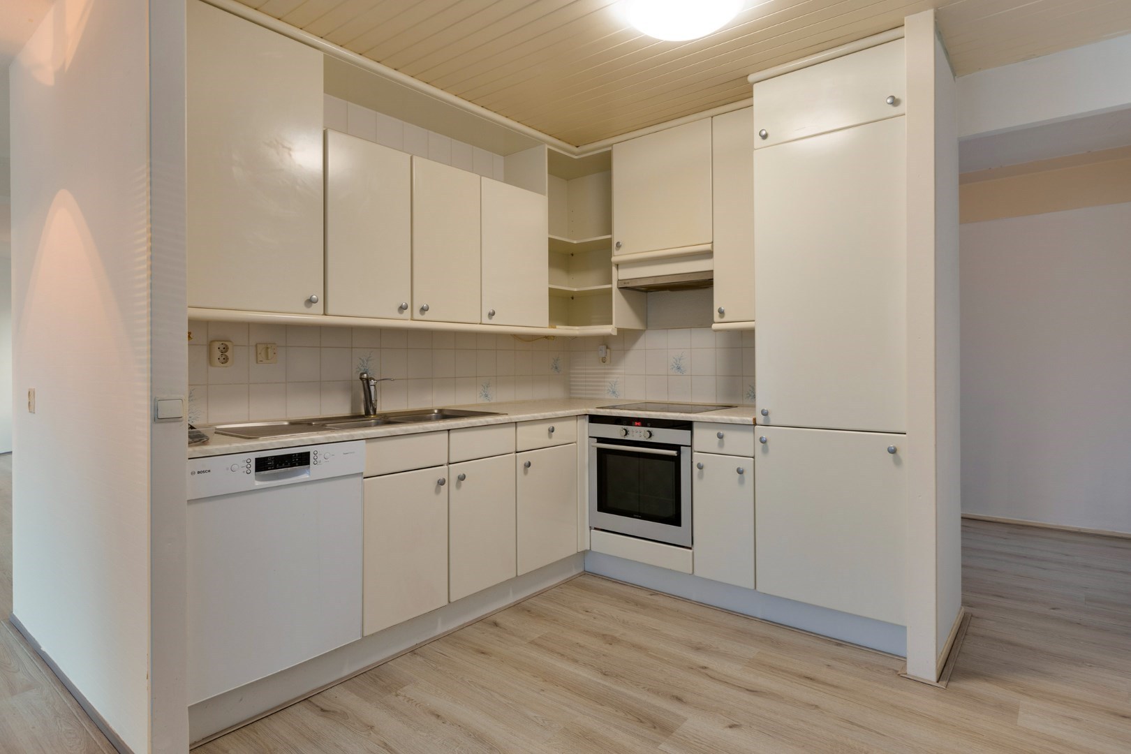 Royale hoek-eengezinswoning met 155 m² wooncomfort en 5 kamers, riante tuin en dakterras. 