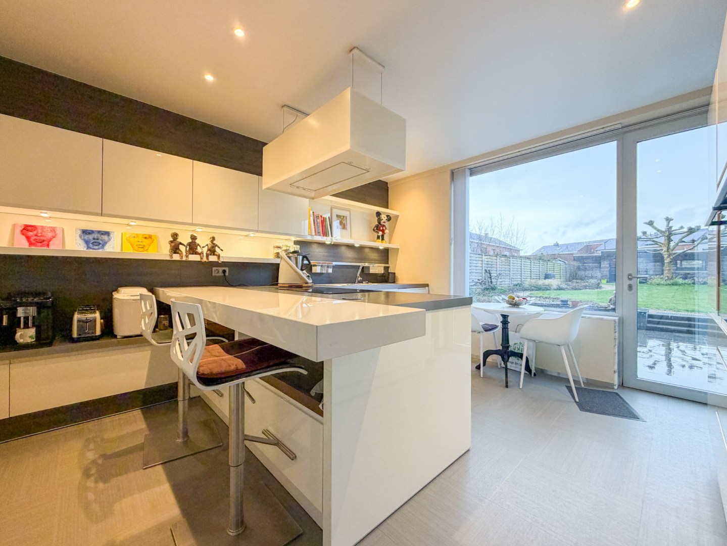 Prachtige gezinswoning met mooie tuin en bijgebouw, instapklaar afgewerkt, Torhout. 