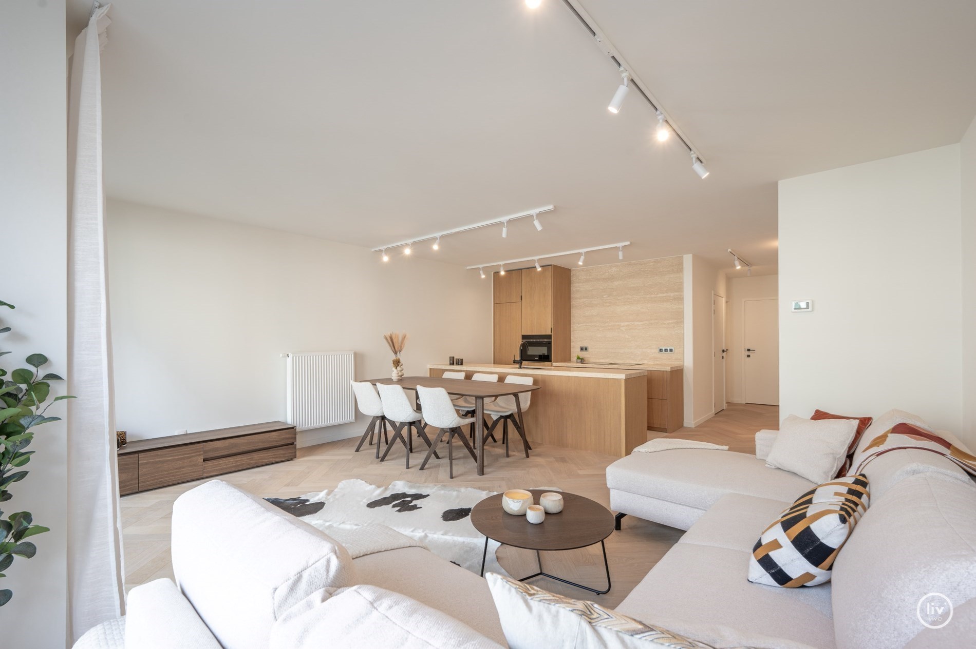 Gerenoveerd appartement met 2 volwaardige slaapkamers vlakbij het Vanbunnenplein te Knokke (mog. tot het huren van een inpandige garage) 