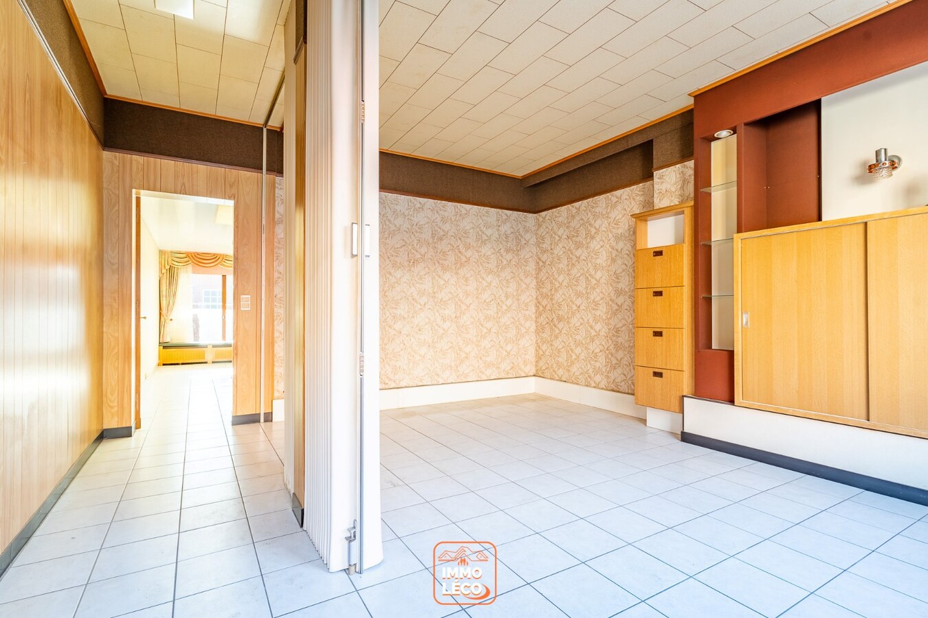 Maison offrant un excellent potentiel avec terrasse et garage inclus, dans une rue calme proche du centre-ville ! 