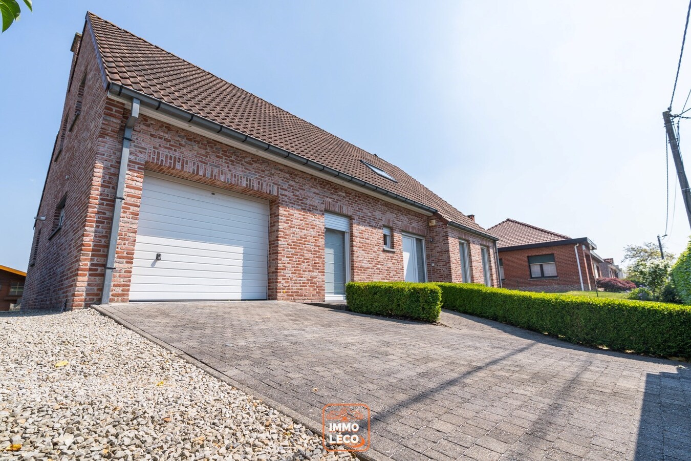 Villa « semi plain-pied » idéalement située avec 4 chambres, jardin, garage et parking, COUP DE CŒUR ABSOLU ! 