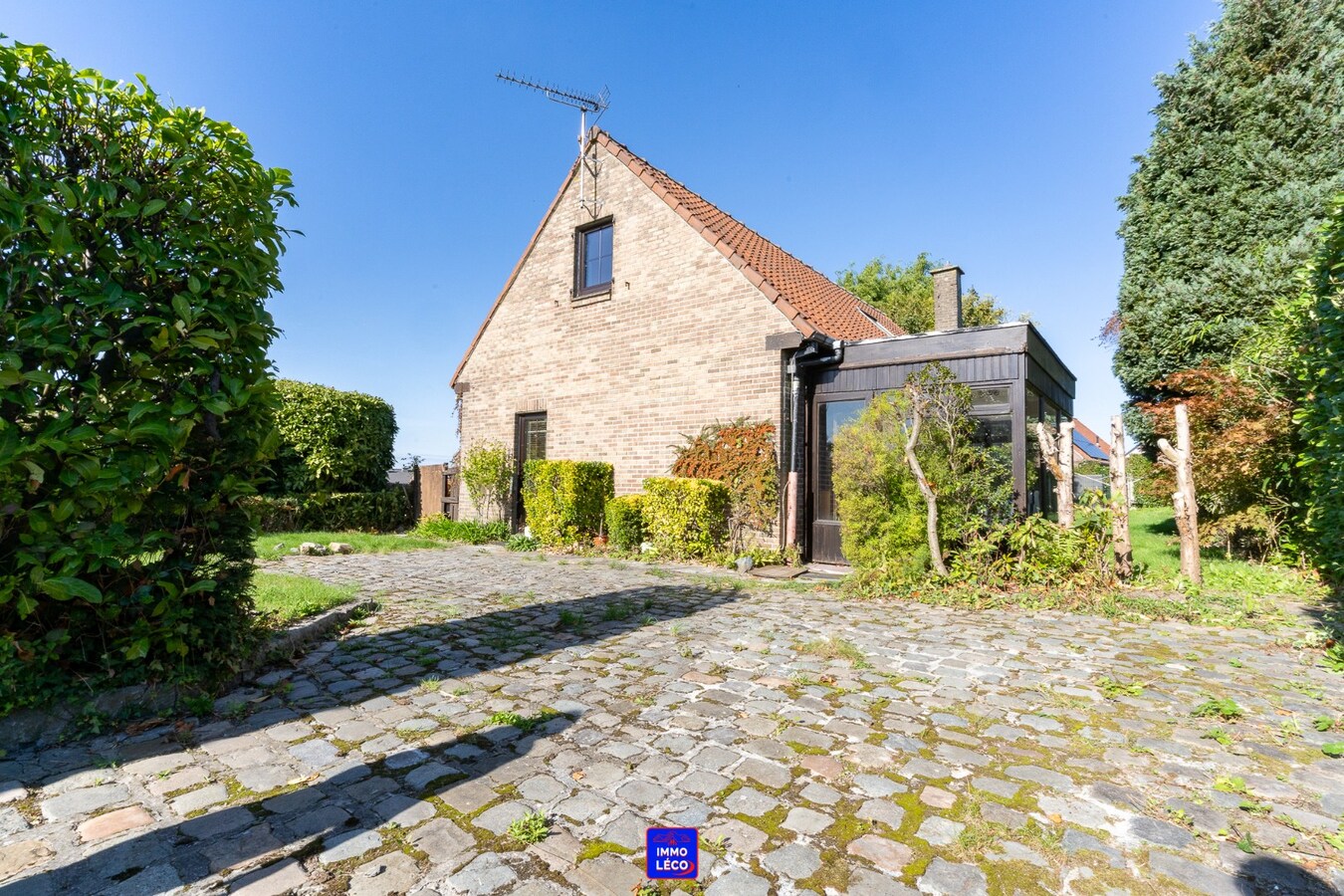 Villa "Semi Plain-Pied" érigée sur une parcelle de 669m², 2 garages, parking privé ! 