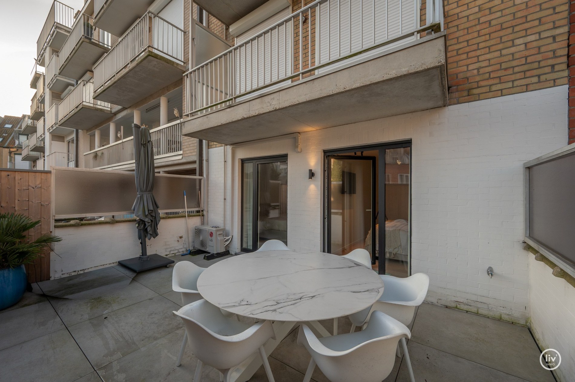 Prachtig ruim 2 slaapkamerappartement met mooie gevelbreedte en groot zonneterras op een topligging vlakbij de Dumortierlaan te Knokke. Garage mogelijk in het gebouw. 