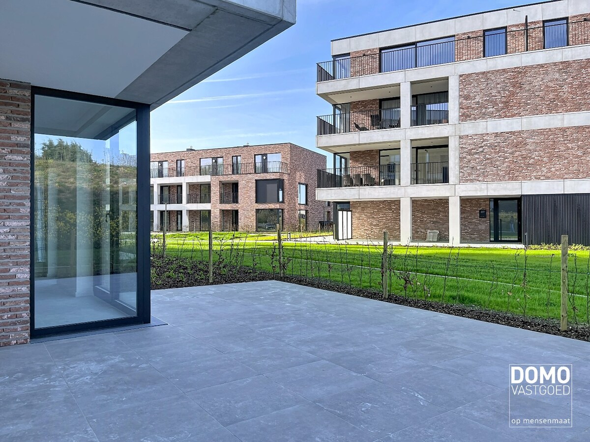 MODERN GELIJKVLOERS APPARTEMENT GELEGEN TE KERMT MET 2 SLAAPKAMERS EN RUIM TERRAS 