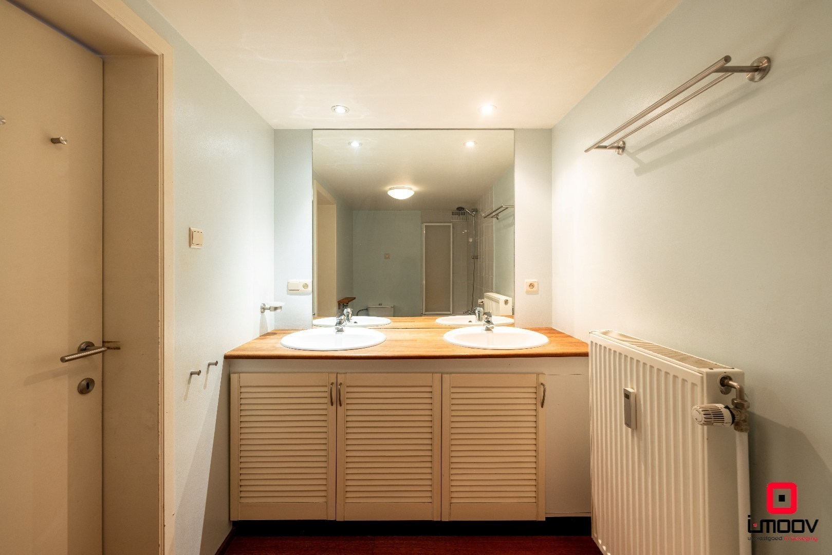 Instapklaar, lichtrijk tweeslaapkamer souterrain-appartement met groot terras &amp; garagebox in topligging – Patijntjestraat Gent 