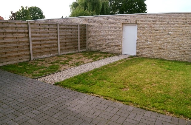 Gelijkvloers appartement met 2 slpks, terras, tuin en garage te Maldegem 