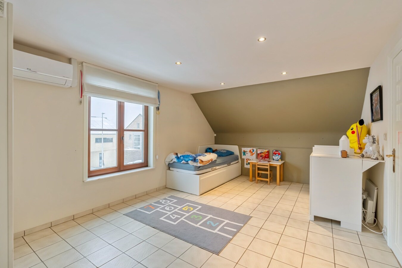 Ruime woning op een zeer rustige locatie met tuin, garage, carport en 3 slaapkamers in Opglabbeek. 