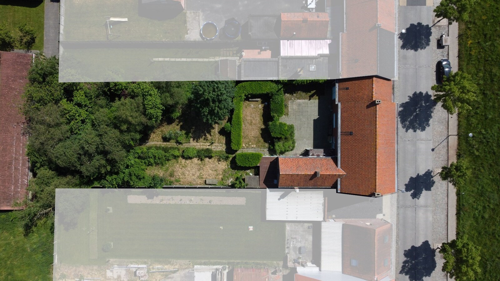 Uiterst ruime woning op groot perceel van 1060m² 