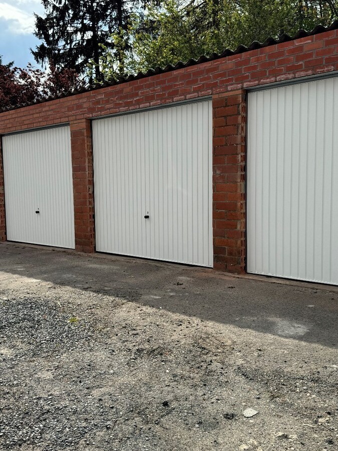 Garage pour une voiture. 