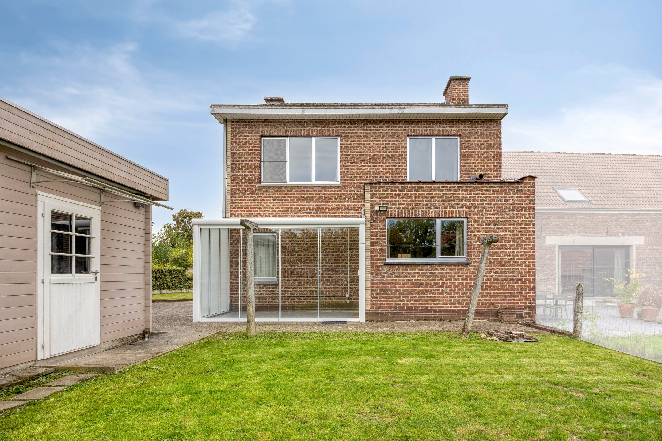 Halfopen bebouwing met 3 ruime slaapkamers. 