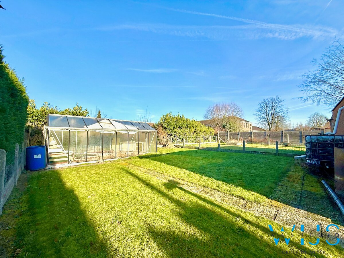 Halfopen bebouwing met vernieuwd dak en topligging in hartje Evergem ! 